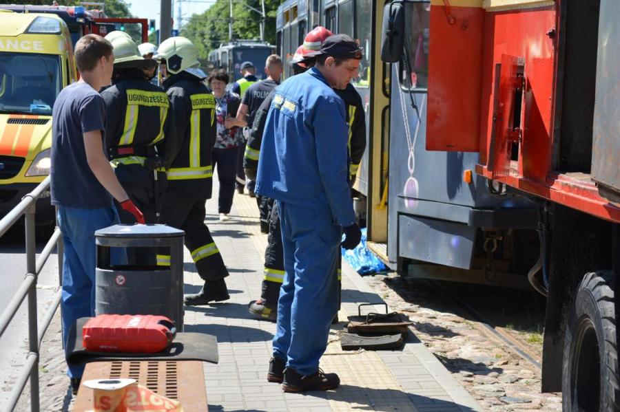 ЧП в Лиепае: под колесами трамвая погибла девушка