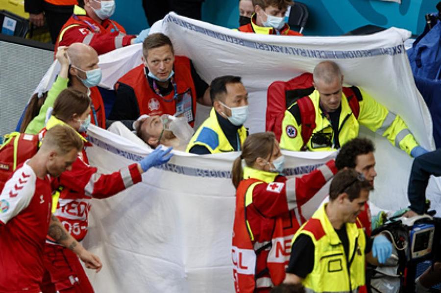 Экс-врач российской сборной назвал причину потери сознания игроком Дании