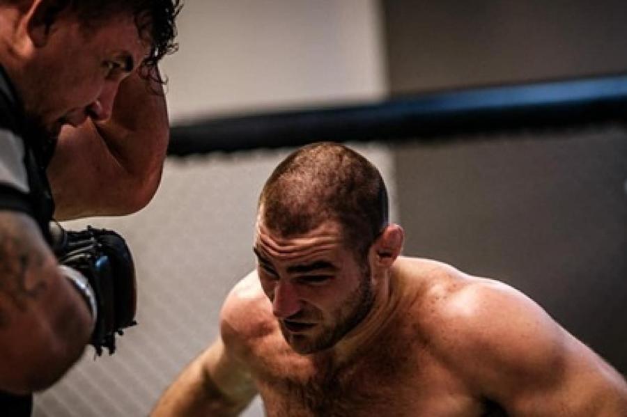 Боец UFC сорвался на спарринг-партнере из-за грязного приема