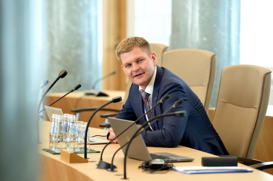Новый министр хочет потратить пенсии будущих пенсионеров Латвии