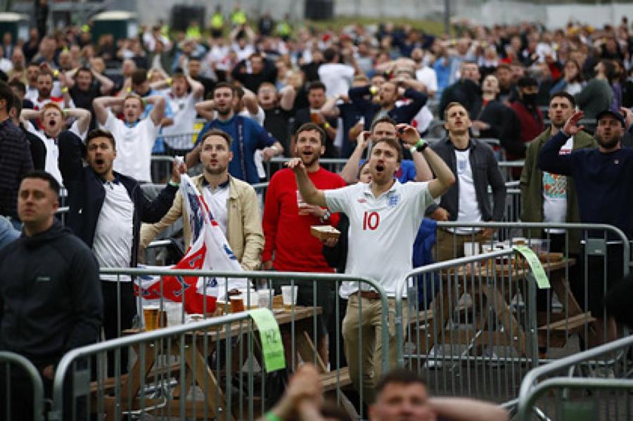Болельщики в Лондоне освистали вставших на колено футболистов Англии и Шотландии