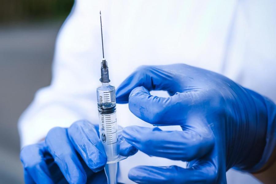 Укол по приказу: кто в Латвии будет обязан вакцинироваться?
