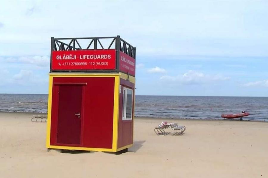 15 000 евро: на пляже в Юрмале без согласования установили спасательные будки