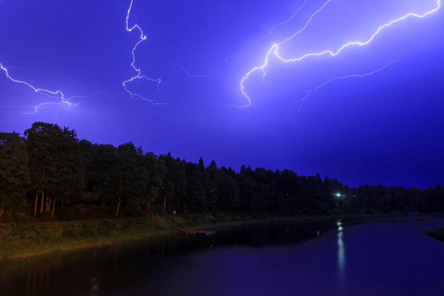 В сторону Латвии со скоростью 110 км/ч движется мощный грозовой шторм