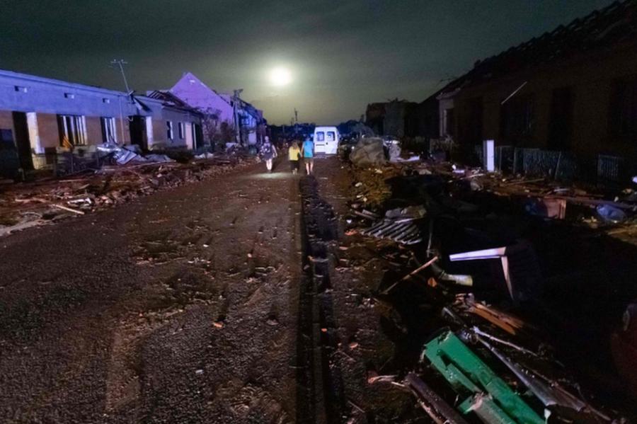 На Чехию обрушился мощный торнадо: деревни частично сровняло с землей