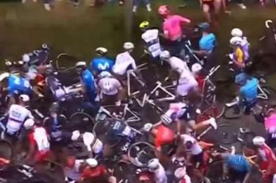 Фанатка спровоцировала массовую аварию на «Тур де Франс» (ВИДЕО)