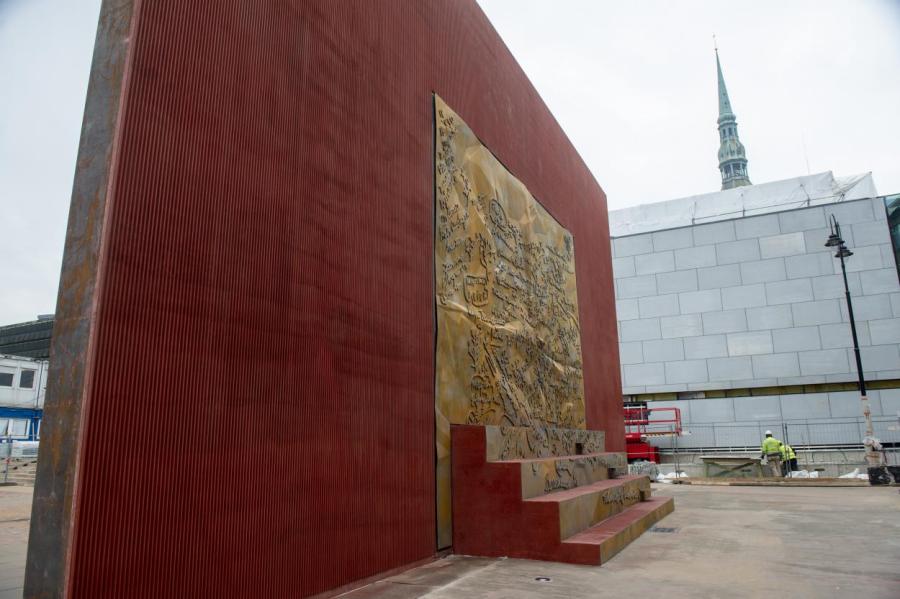 Оккупацию - к стенке! В центре Риги построили мемориал с ошибками