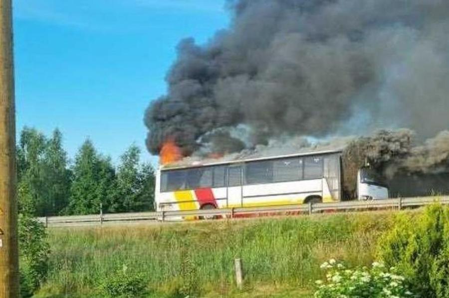 Утром возле Саласпилса загорелся пассажирский автобус