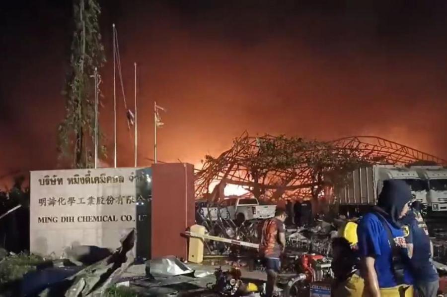На химзаводе в пригороде Бангкока произошел мощный взрыв