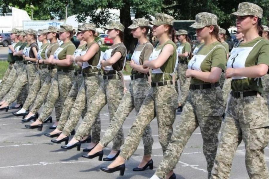 Лютый стыд: на Украине женщин-военных заставили маршировать на каблуках