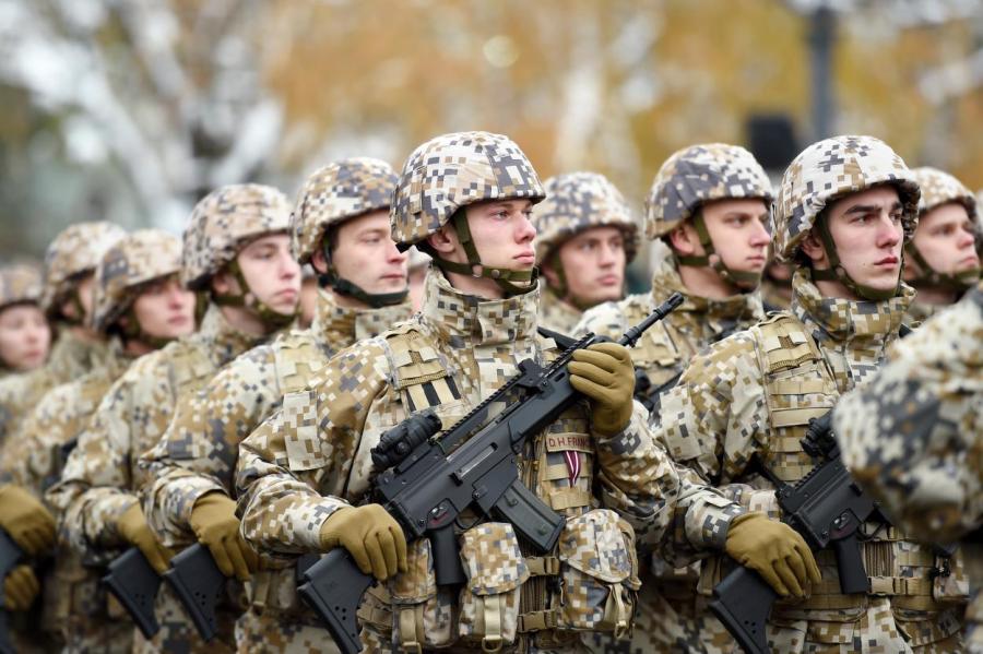 Латвия обсуждает отправку регулярной армии на границу с Беларусью