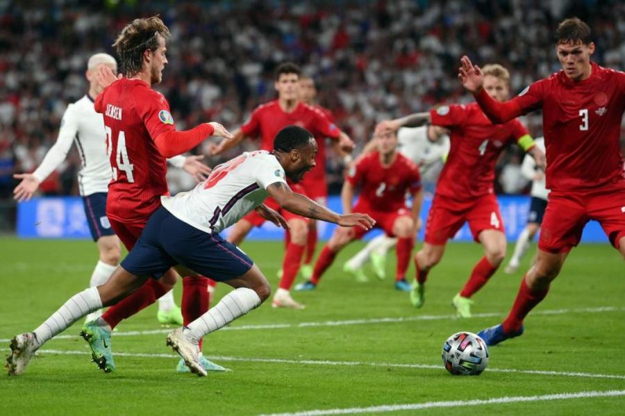 Лазер, два мяча на поле, сомнительный пенальти: как Англия прошла в финал Евро