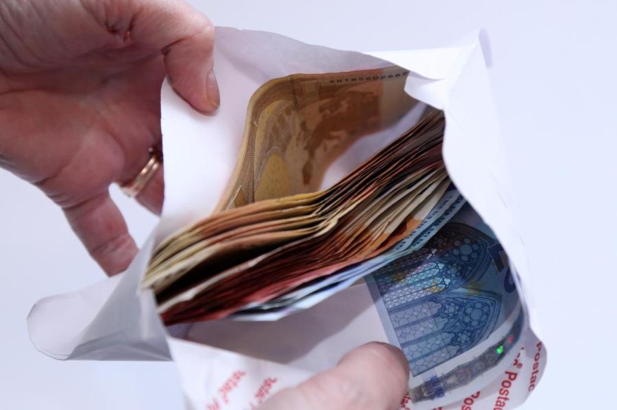 Эксперт объяснила, почему в Латвии людям надо просто раздавать деньги
