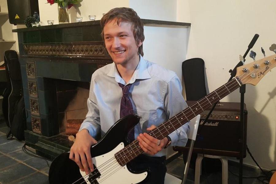 В Сербии трагически погиб латвийский музыкант; семья просит о помощи