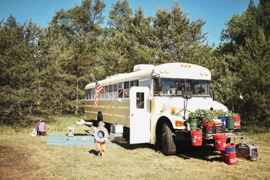 Семья из США купила старый школьный автобус и превратила его в дом на колесах