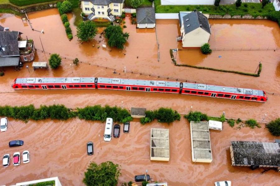 90 человек погибли от наводнения в округе Арвайлер в Германии