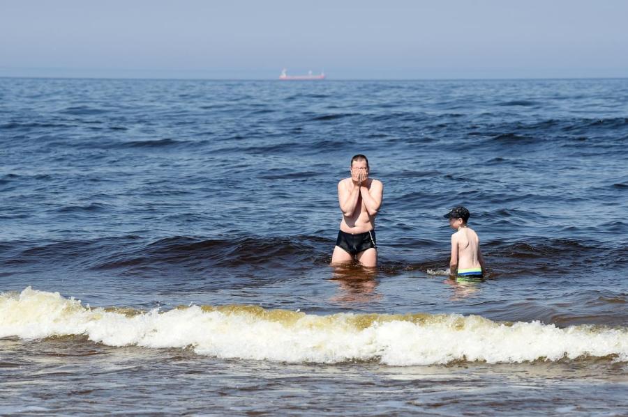 Вода как парное молоко: на побережье Риги температура воды достигла +24 градусов