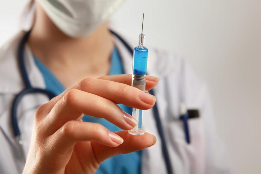 Опрос: мнения русских и латышей о вакцинах разделились