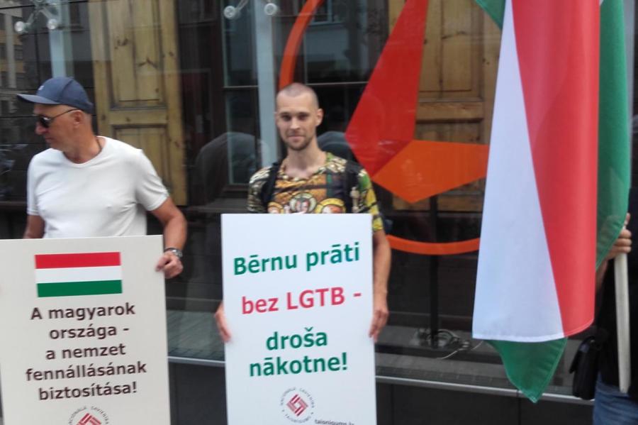 Страсти по ЛГБТ: у посольства Венгрии в Риге прошел пикет местных националистов