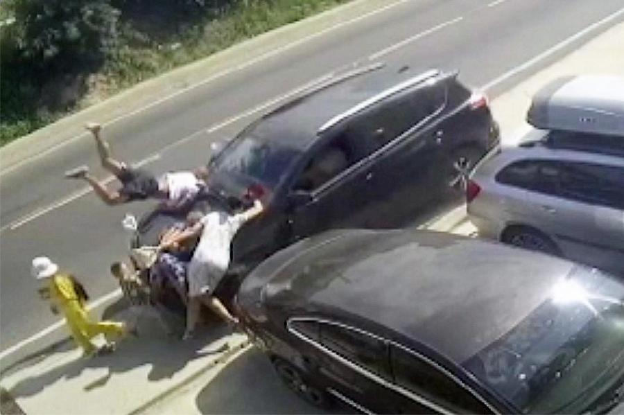 Кошмарное видео: заснувший за рулем россиянин сбил на тротуаре 6 человек