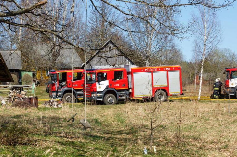 Учения военных привели к пожару! В Эстонии тушат 28 гектаров горящего леса