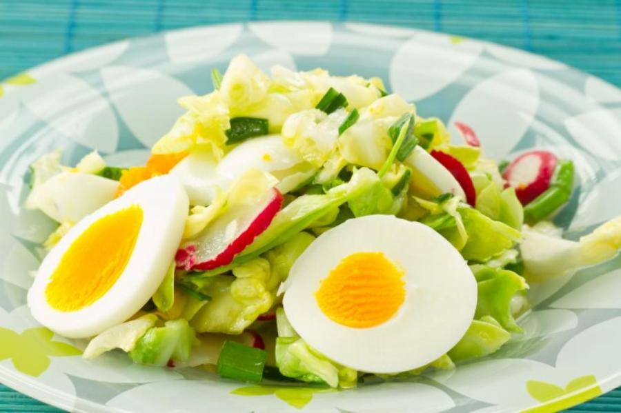 Простой рецепт легкого летнего салата на обед с редисом и яйцом