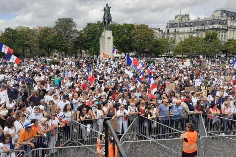 Во Франции больше 160 тысяч человек вышли на акции протеста из-за вакцинации