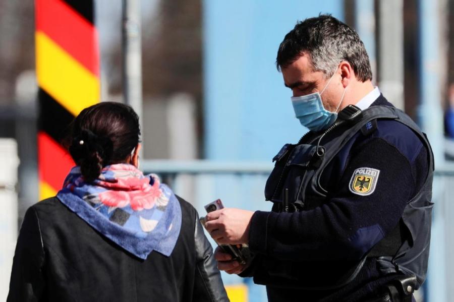 В Германии объявили, что непривитым грозят ограничения