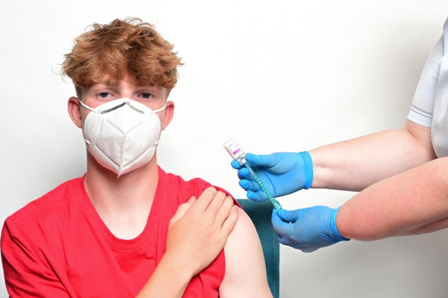 Плечом к плечу за вакциной: в очередь со взрослыми Латвии поставят подростков