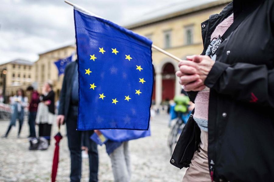 Хотят ввести штрафы за надругательство над флагом Евросоюза — в Грузии