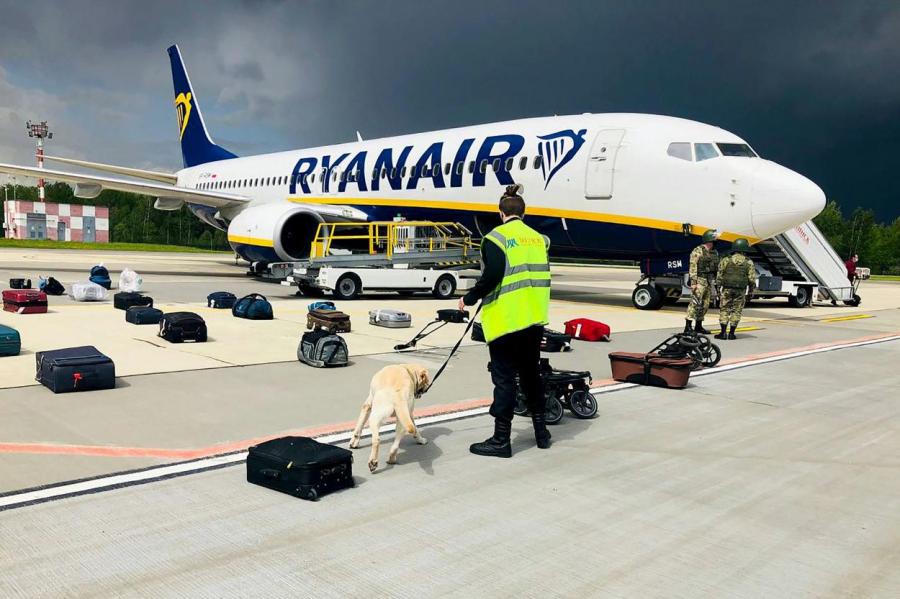 Авиадиспетчер, посадивший самолет Ryanair, бежал из Беларуси
