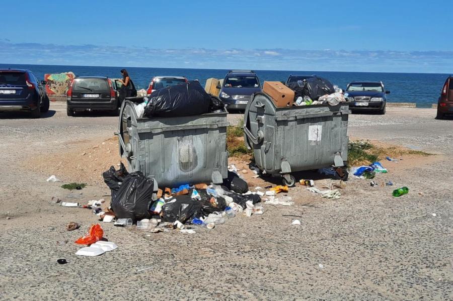 На пляже Лиепаи не справляются с мусором – контейнеры заполняются за день