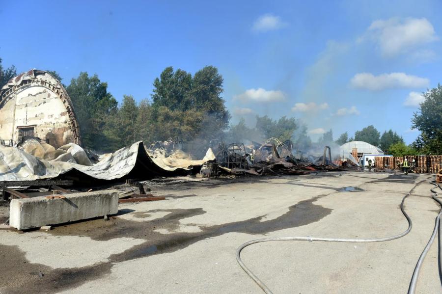 На Румбуле горели товары для бани, пострадали семеро пожарных (ВИДЕО)