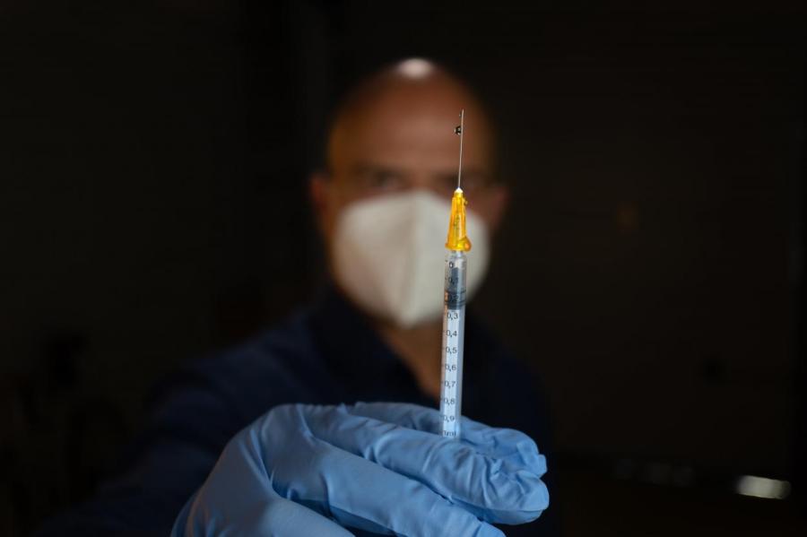Экспертная комиссия оценивает внезапную смерть вакцинированной женщины в Латвии