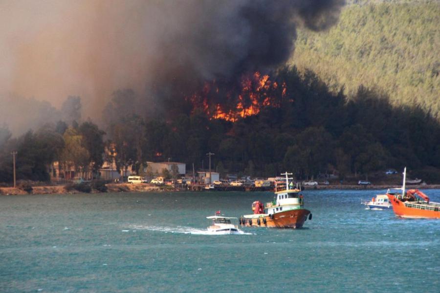В Турции из-за пожаров эвакуируют туристов из отелей (ВИДЕО)