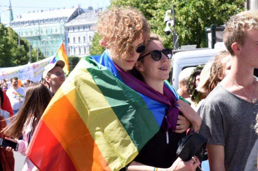 Молодёжь — за ЛГБТ-браки? Поднимут ли радужный флаг над Рижской думой (ВИДЕО)