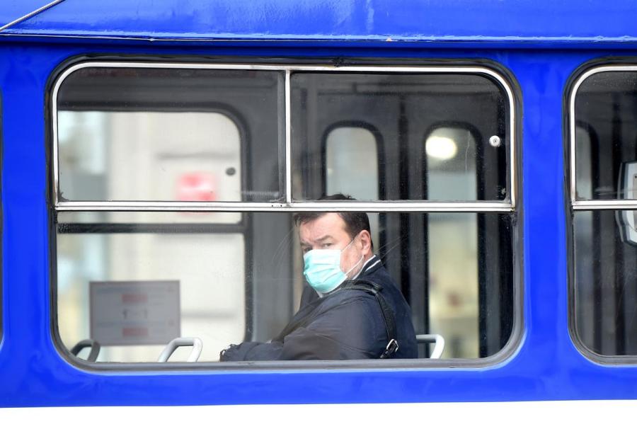 В Эстонии ношение маски в общественном транспорте снова стало обязательным