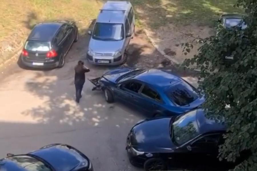 Выезжая задом в Ильгюциемсе, женщина помяла две машины (+ВИДЕО)