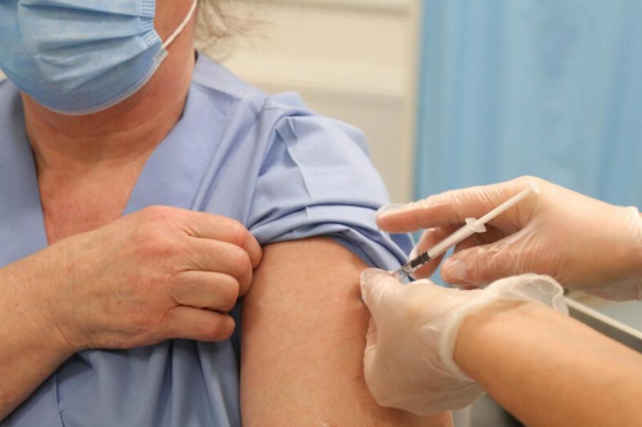 Эксперт: латвийцы не идут на вакцинацию из-за «защитных инстинктов»