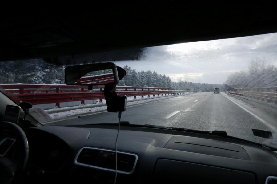 Чиновники обнаружили, что ездить по латвийским дорогам опасно