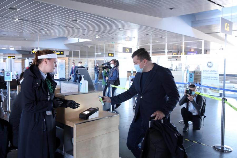В Рижском аэропорту начали отбирать электронные сигареты