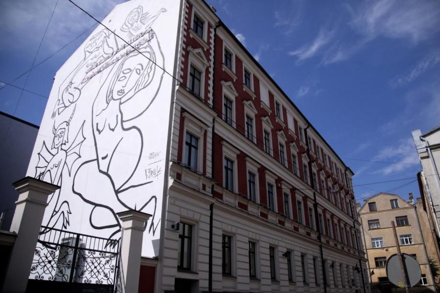 Рижане за полдня собрали подписи против «голого» художества на здании школы