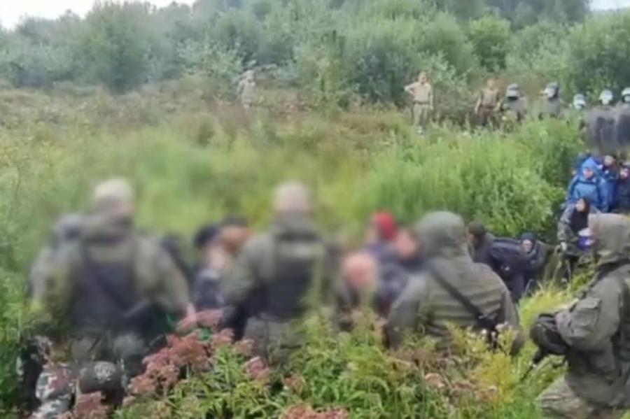 ВИДЕО: как белорусские солдаты оттесняют мигрантов через границу