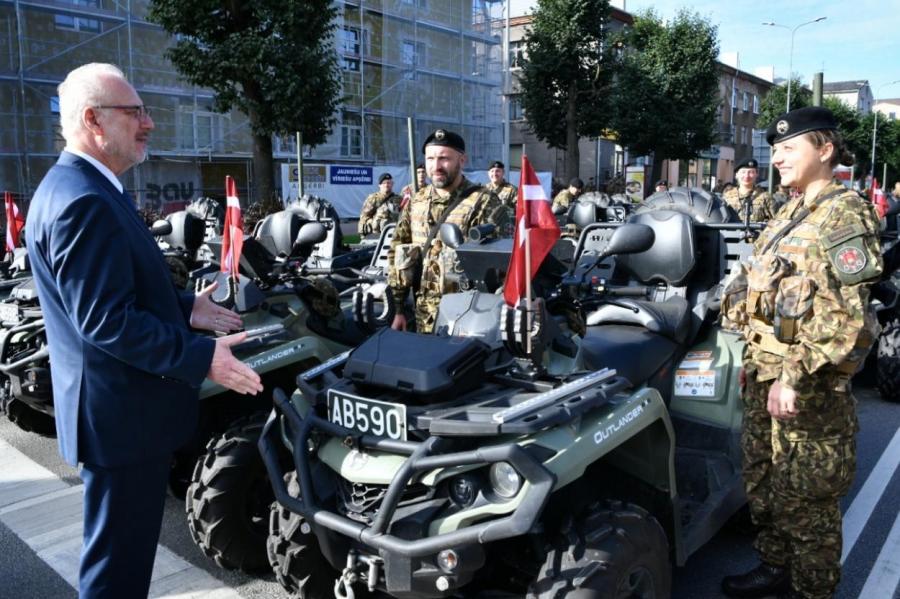В Латвии начался грандиозный военный парад Земессаргов (+ВИДЕО)