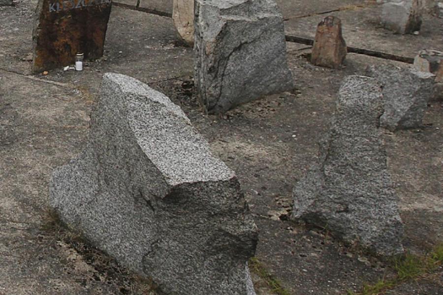 Ave Hitler: в Польше осквернили памятник жертвам Холокоста