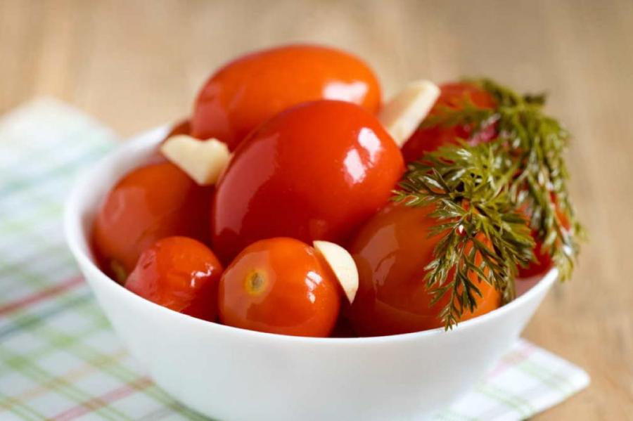 Способы приготовления малосольных помидоров
