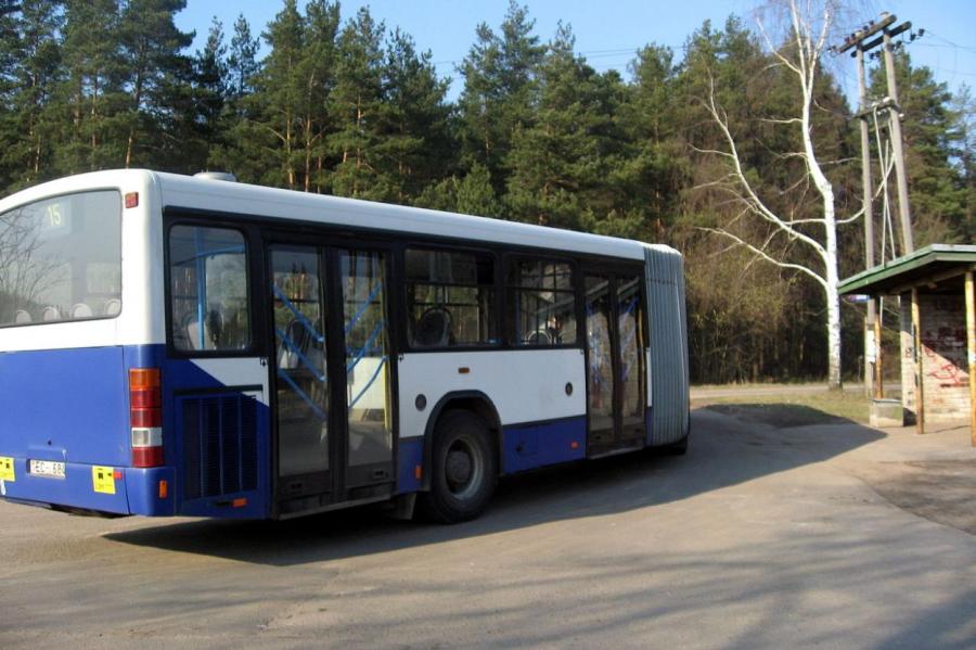 Будни Риги: автобус-доходяга и «камнепад» на остановке...