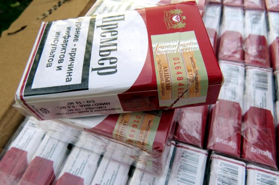Каждая пятая сигарета в Латвии выкурена незаконно