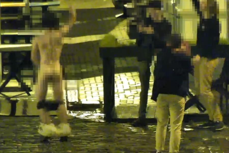 Полиция наказала француза за голый зад в Старой Риге (+ВИДЕО)