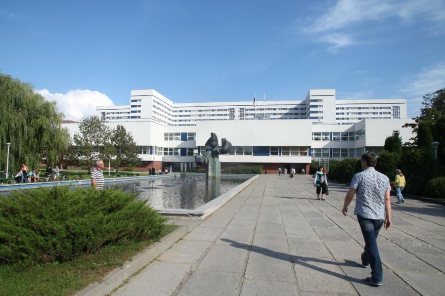 Больницы Латвии отменяют плановые операции: приоритет - зараженные ковидом